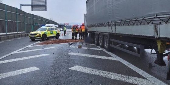 Nehoda dvou nákladních vozidel na 187. kilometru D1 