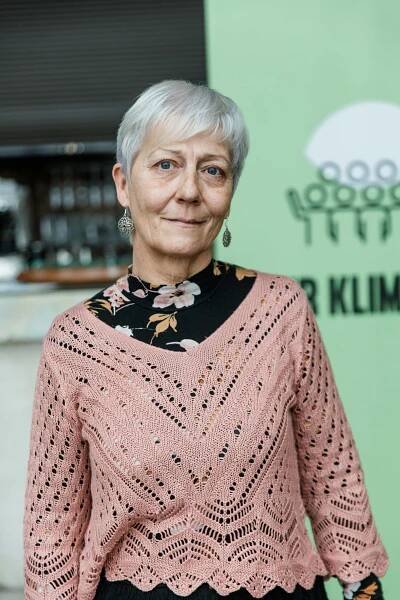 Portraitfoto von Frau, die in die Kamera lächelt
