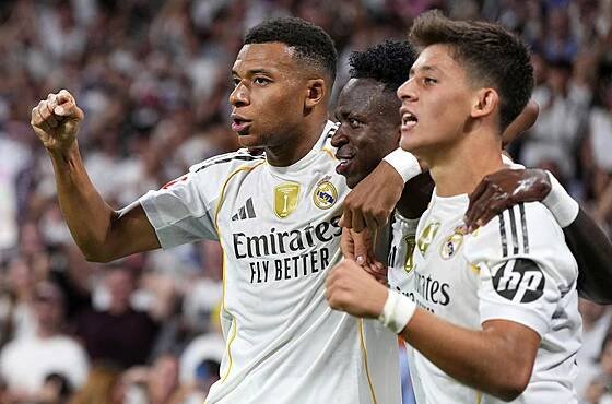Fotbalisté Realu Madrid slaví gól proti Mallorce.