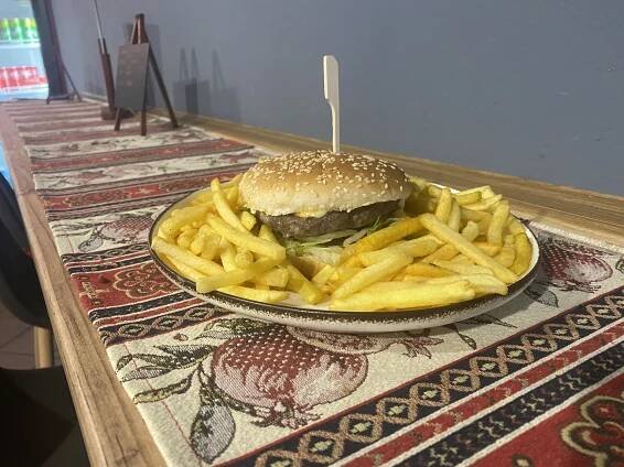 Burger dle výběru třeba i s hranolky v centru Hradce Králové: hovězí, cheddar, nakládaná okurka či chilli
