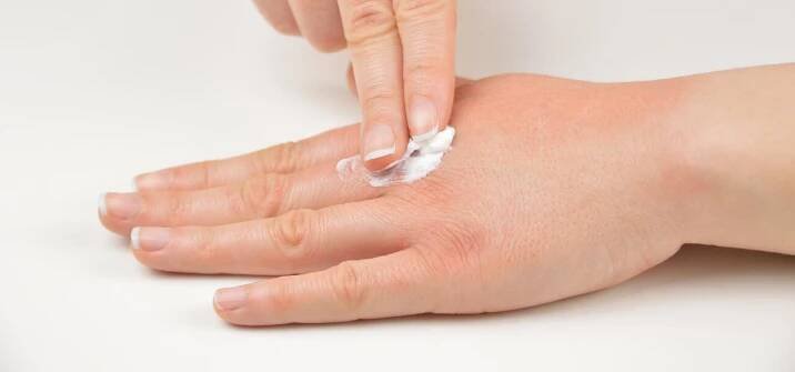 AD_CONTACT-ECZEMA-HANDS_LARGE_2021