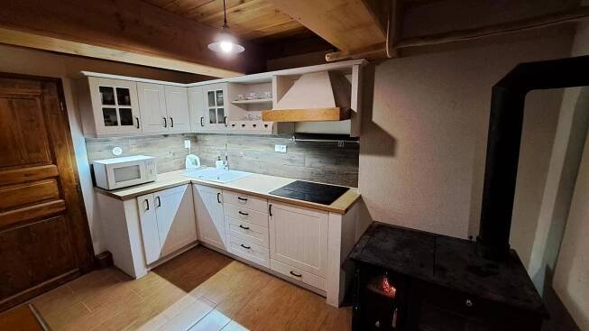 a small kitchen with a sink and a microwave at Chalupa u Uhříků in Rajnochovice