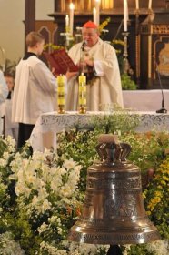 Kardinál Dominik Duka posvětil v Krásné Hoře nový zvon Svatý Hubert