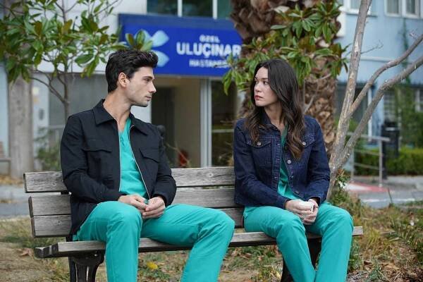 Kasaba Doktoru - Episode 9 - Z filmu - Deniz Can Aktaş, Hazal Subaşı