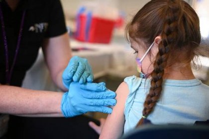 Zdravotní sestra aplikuje dětskou dávku vakcíny proti onemocnění covid-19 dívce na očkovací klinice v L.A., 19. ledna 2022. (Robyn Beck / AFP via Getty Images)