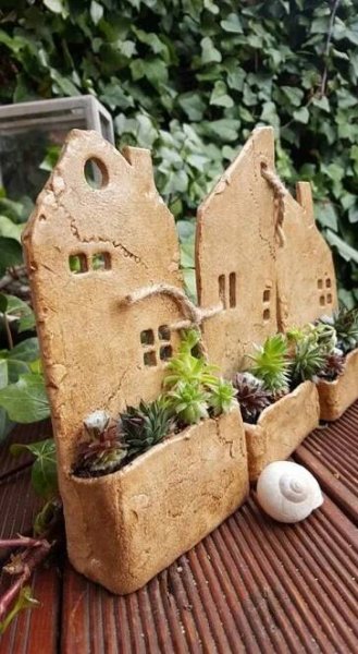 Domečky se zahrádkou | Pottery handbuilding, Garden pottery, Pottery
