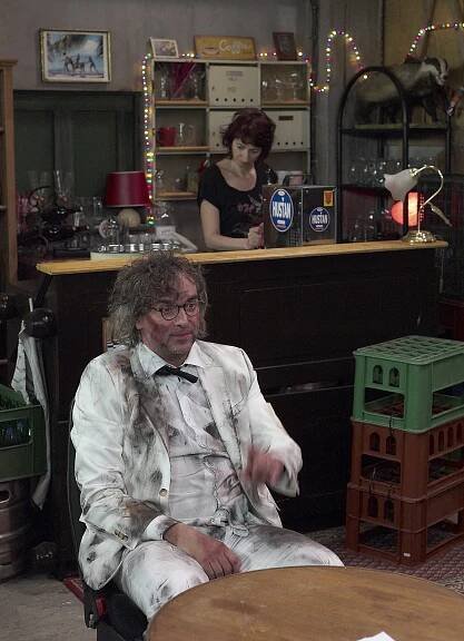 Comeback - Francouzská restaurace (S02E19) (2011)