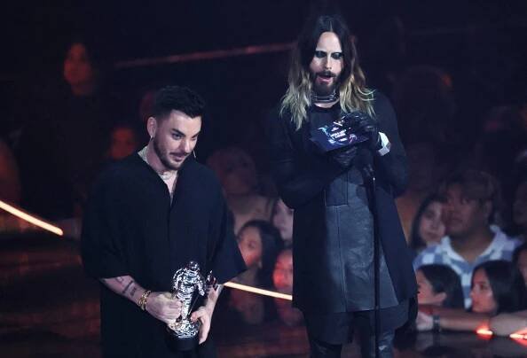Spiderman Jared Leto: V pantoflích šplhal po zdi hotelu! Kvůli nové lásce?