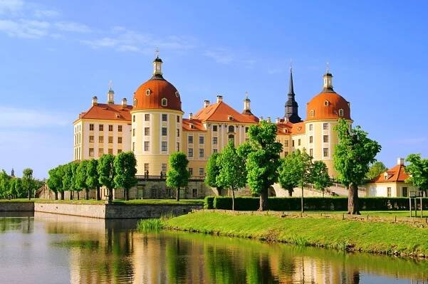 Dárkový lodní lístek na plavbu lodí s obědem, živou hudbou, ochutnávkou sektů a průvodcem: Popelčin zámek Moritzburg, historická Míšeň a autobusem zpět