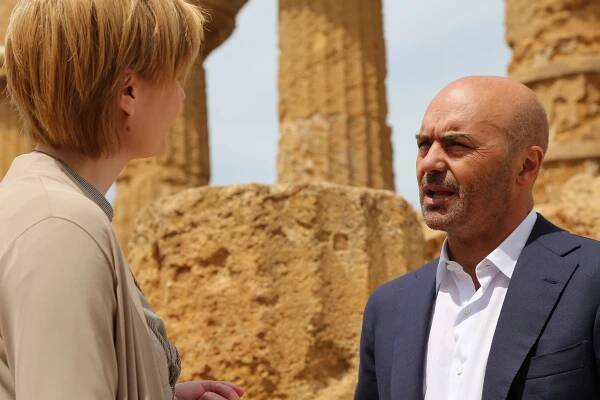 Komisař Montalbano - Podle úředního postupu - Z filmu - Isabell Sollman, Luca Zingaretti