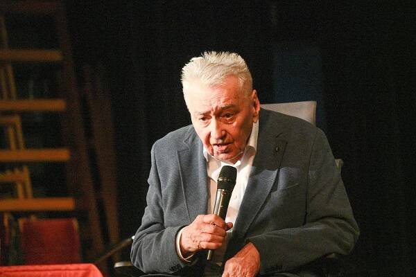 Podívejte se: Yvetta Simonová a Josef Zíma vyprodali benešovské Městské divadlo