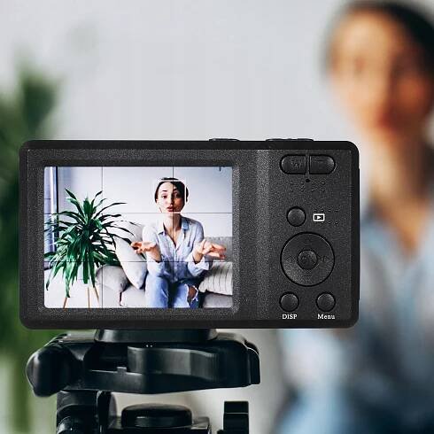 DIGITÁLNÍ VIDEOKAMERA IDEÁLNÍ PRO VLOGOVÁNÍ A CESTOVÁNÍ Model 1952428