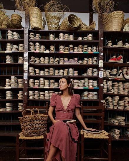 Alessandra de Osma berichtet auf ihrem Instagram-Account von einer Entdeckung in ihrer Heimat Madrid. Sie hat einen traditionsreichen Laden für Espadrilles gefunden! In einem burgunderroten Maxikleid mit raffiniert ausgestellten Ärmeln und tiefem Dekolleté beweist sie, dass sie auch im Alltag extrem stylisch unterwegs ist. 