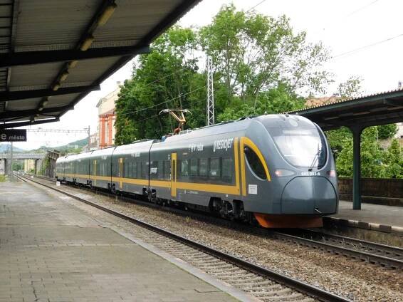 Zpožděným Os 6613 jsem dojel do LT-města, v něm nízkopodlaž. moderní jednotka RJ na R 1306