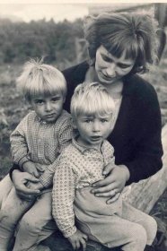 Dana Němcová s dětmi, asi 1964