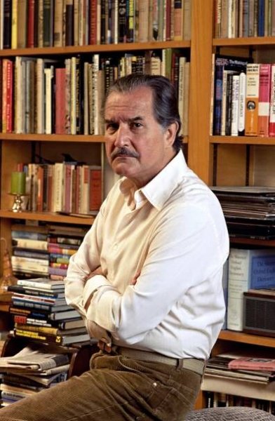 Carlos Fuentes in the study of his London home, 1985. (© Christopher Cormack/CORBIS)