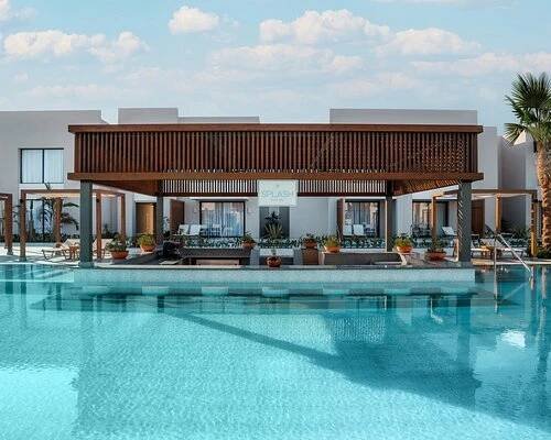 Pool & Beach