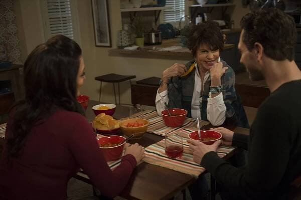 Rodinka na kousky - Hair Recital Rainbow Mom - Z filmu - Mercedes Ruehl