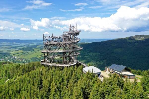 Stezka v oblacích, dechberoucí visutý most nebo výlet na koloběžkách krásnou přírodou. Na Dolní Moravě vás toho ohromí mnohem víc