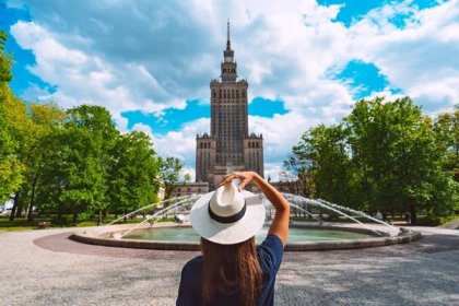 mladá turistka v bílém slunečním klobouku chodící v parku poblíž paláce kultury a vědy ve varšavském městě, polsko. letní dovolená ve varšavě - varšava - stock snímky, obrázky a fotky