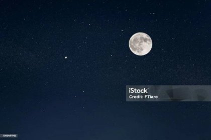 Obrovský úplněk na noční obloze s jasnými hvězdami - Bez autorských poplatků Měsíc - Obloha Stock fotka