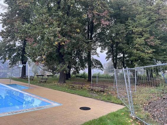 Mimosezonní provoz na koupališti v Brné nabízí termální vodu v rekreačním bazénu a novou finskou saunu.