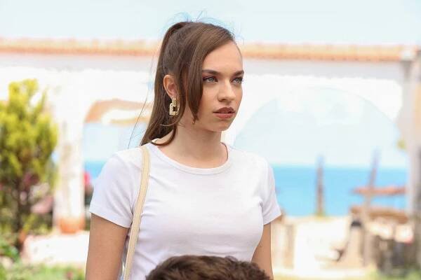 Kendi Düşen Ağlamaz - Kapı çalan aşk mı yoksa? - Z filmu - Eylül Tumbar