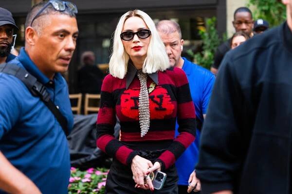 Emily Blunt Unveiled A Platinum Blonde Bob On The Set Of ‘The Devil Wears Prada 2’