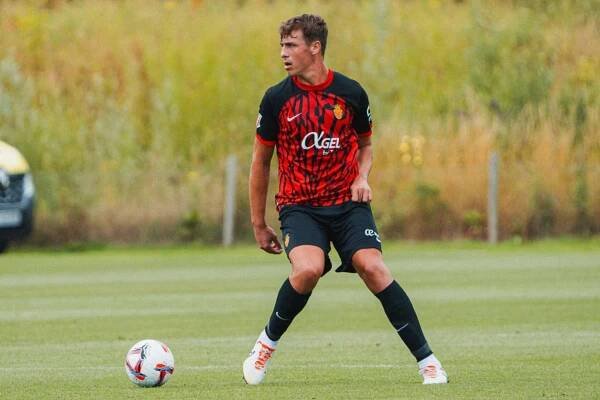 David López controlando un balón
