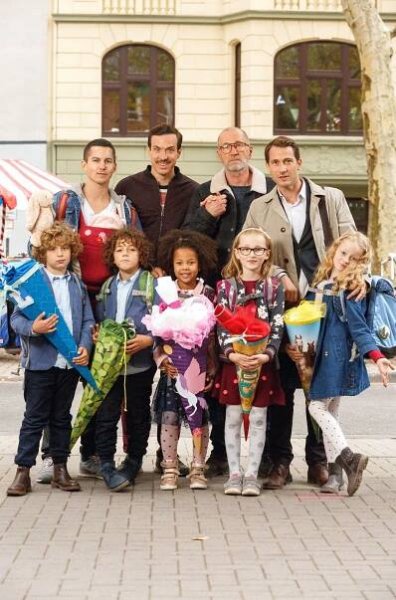 Lewis Köhl, Tim Oliver Schultz, Delian Bewer, Tobias van Dieken, Sophia Heinzmann, Peter Lohmeyer, Lilli Ogaj, David Rott, Ida Wieland - Väter - Allein zu Haus - Gerd - Promo