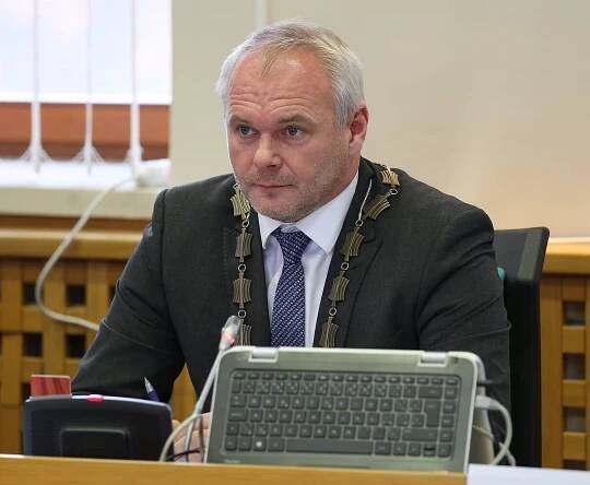 Kvůli ovlivňování tendrů obvinili 14 lidí: primátora Chomutova i šéfa strážníků