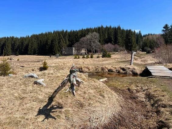Krušnohorská ves, opuštěná s odsunem Němců, ožívá. Vzpomínat do Königsmühle přichází poslední rodačka