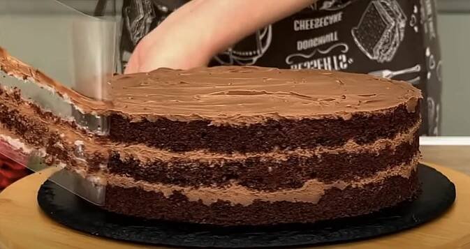 Recept na sametový čokoládový dort s krémem a lesklou polevou
