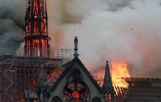 Zkáza Notre-Dame? Katedrála hoří, propadla se střecha, na místě je Emma Smetana