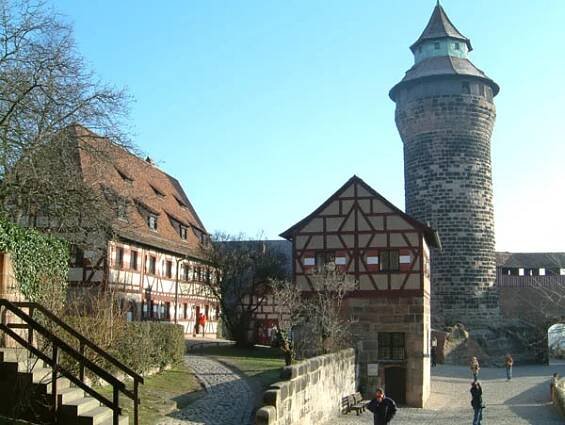 Kaiserburg mit Sinnwellturm um 2010. (Birgit Friedel)