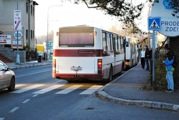 Přeprava linkovými autobusy klesá, lidé přesedají do aut i vlaků