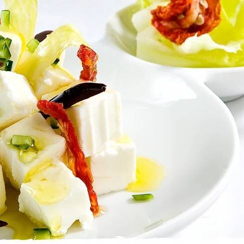 Řecký sýr FETA P.D.O. KOLIOS nakrájený na kostičky, autentický, ideální Váha výrobku včetně jednotkového obalu 0.37 kg