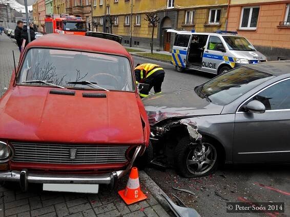 U dopravní nehody čtyř osobních vozidel v centru Opavy zasahovali hasiči | POŽÁRY.cz - ohnisko žhavých zpráv | hasiči aktuálně