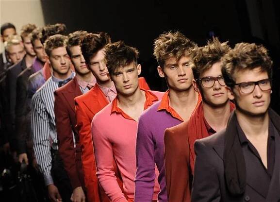 Návrhář Tomas Maier z firmy Bottega Veneta představil tradiční klasické modely v zářivých barvách. 
