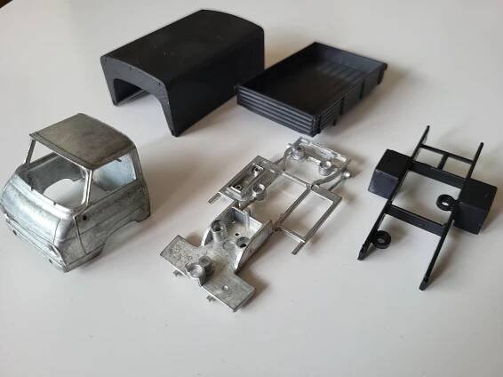 Škoda 1203 ROL díly ze stavebnice AVD 1/43