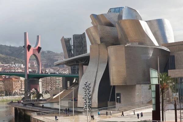 FOTO: Jak světoví architekti změnili Bilbao. Podívejte se na stavby, které přitahují turisty | Hospodářské noviny (HN.cz