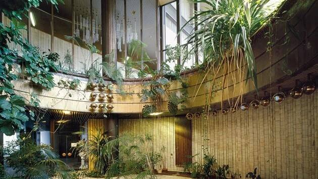 Hotel Praha již neexistuje. Exkluzivní uzavřený ráj a nejluxusnější hotel v ČSSR nechala postavit komunistická vláda pro potřeby ubytování zahraničních delegací. 