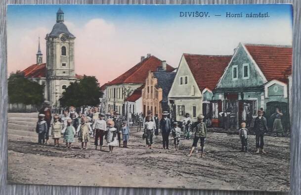 Divišov - okr. Benešov - krásný záběr náměstí s lidmi - cca 1914