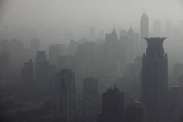 Foto: Smog dusí svět, některá města skoro nejsou vidět