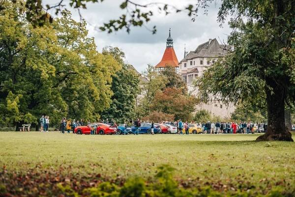 OBRAZEM: Luxusní podívaná v Blatné. U zámku můžete obdivovat Bugatti i Ferrari