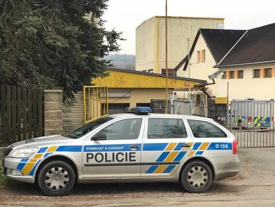 Pobodaná žena na Silvestra prosila sousedy o pomoc: Syna zadržela policie!