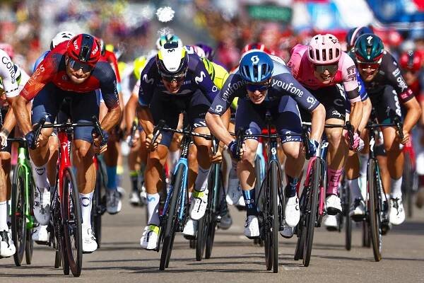 Vuelta: Terezíny nevyšli. V hromadnom šprinte Gannu porazil Dainese, napriek veľkému pádu GC bez zmien