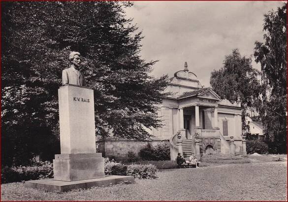 Lázně Bělohrad * Fričovo muzeum, socha K.V. Rais, park * Jičín * V174