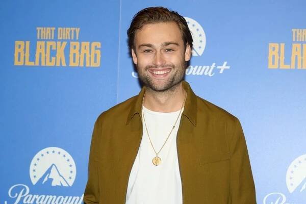 Dámy, plačte: Hollywoodský fešák Douglas Booth se oženil!
