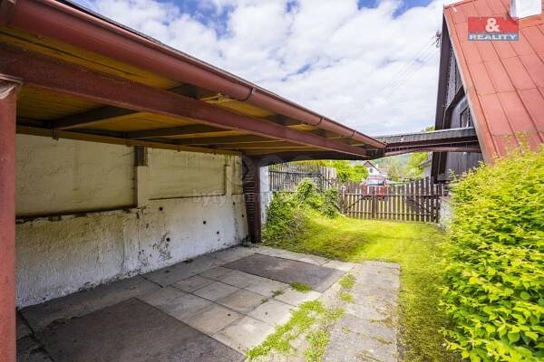 Prodej chalupy s garáží, 944 m², Machov